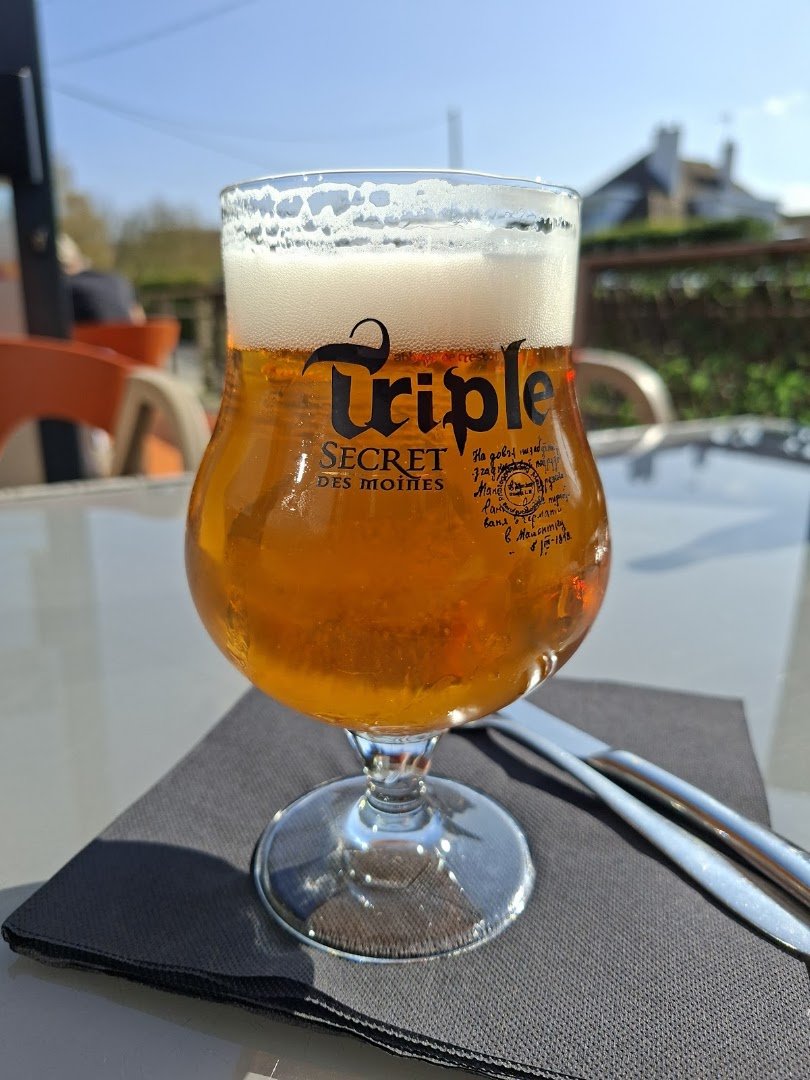 Intérieur convivial de brasserie traditionnelle aux tons chaleureux.