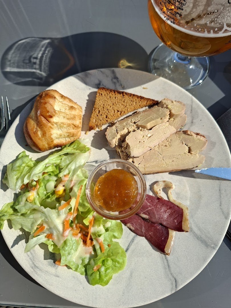 Intérieur convivial de brasserie traditionnelle aux tons chaleureux.