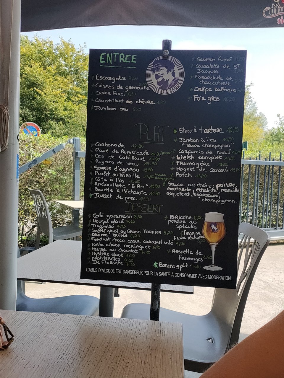 Intérieur convivial de brasserie traditionnelle aux tons chaleureux.