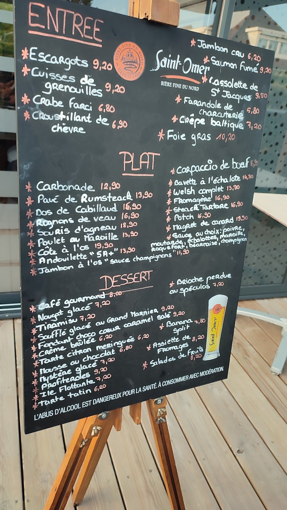 Table de restaurant avec plats régionaux et verres de bière.