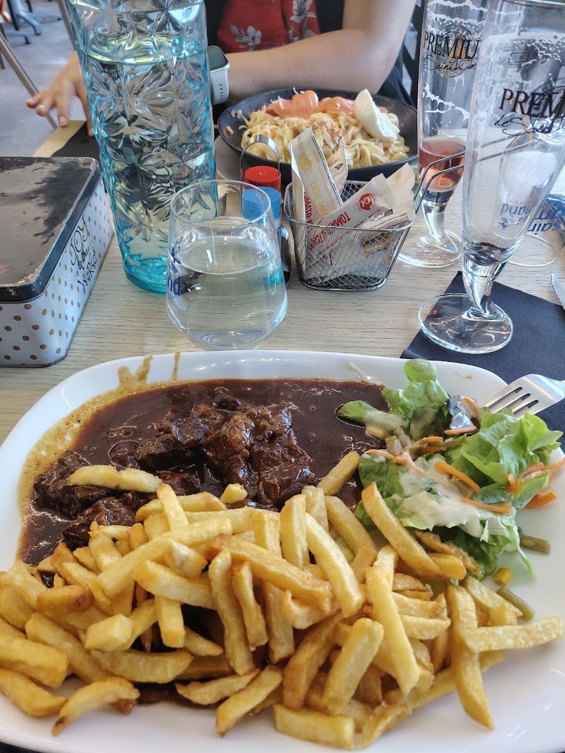 Intérieur convivial de brasserie traditionnelle aux tons chaleureux.