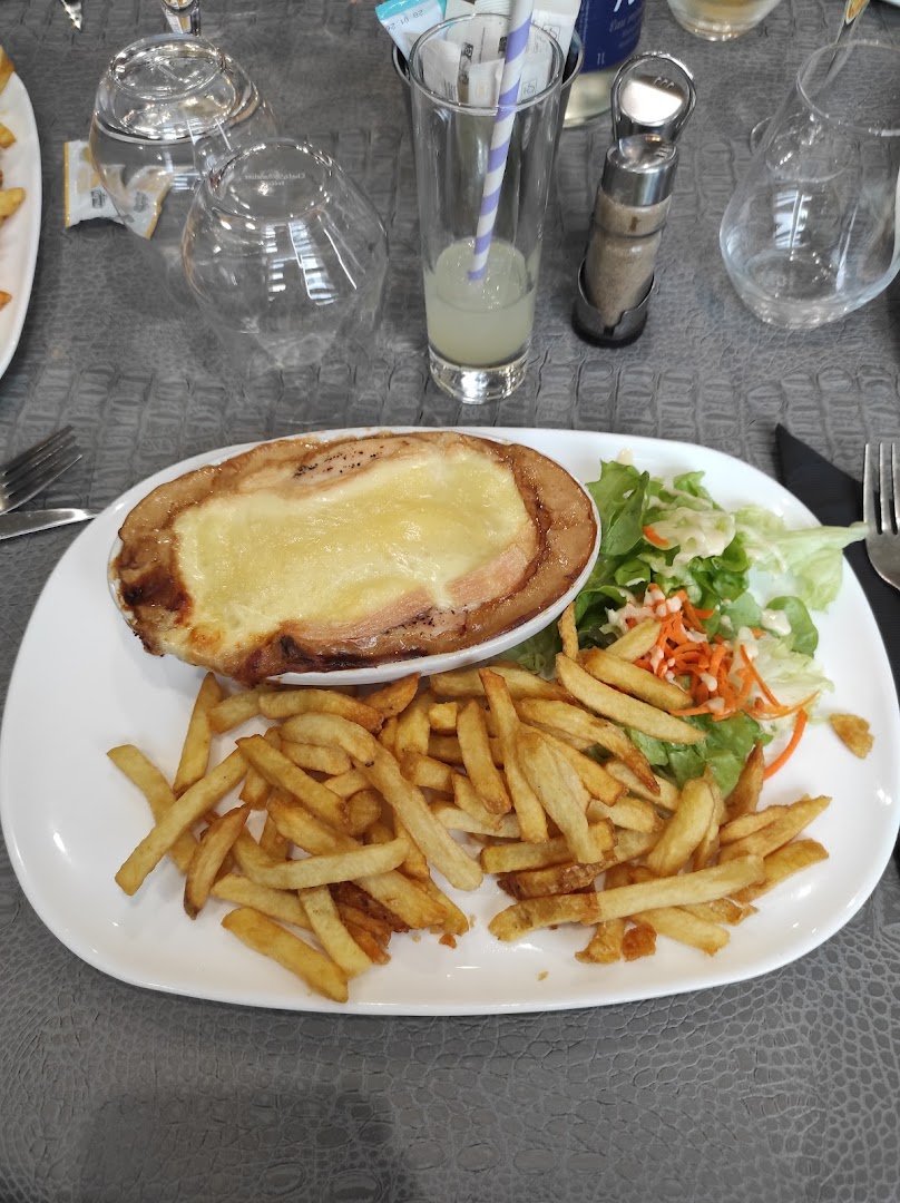 Table de restaurant avec plats régionaux et verres de bière.